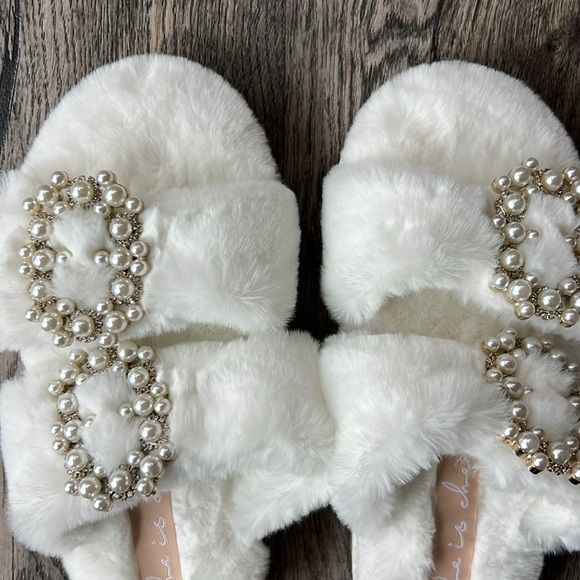 She is Cheval Shoes White Faux Mink Neverending Story Slippers Size 7 Bridal - Picture 8 of 11